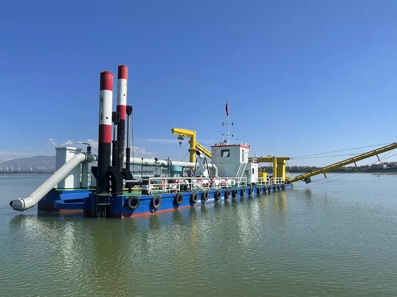 Navire dragueur de 12 pouces