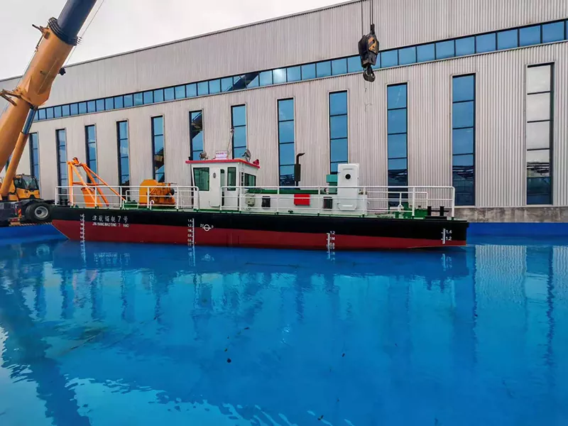 Bateau de travail de dragage polyvalent