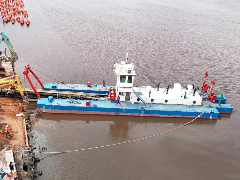 Navire dragueur fluvial